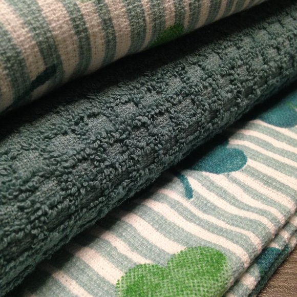 NWT St. Patrick's Day motif Kitchen Towel Set of 3. Shamrocks. - Picture 8 of 9